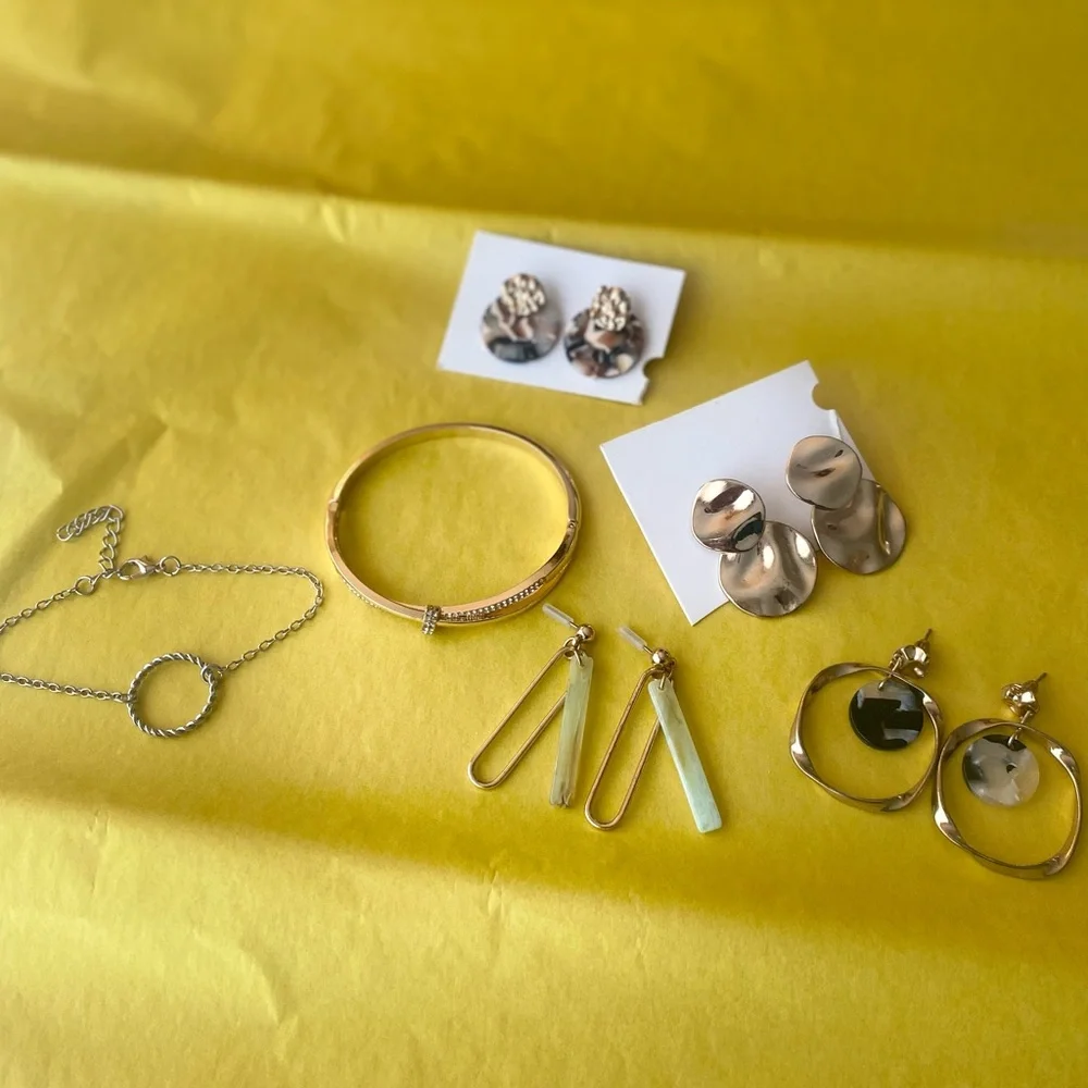 6 Jewelry Pieces Bundle from H&M Gold Classic - Picture 2 of 10